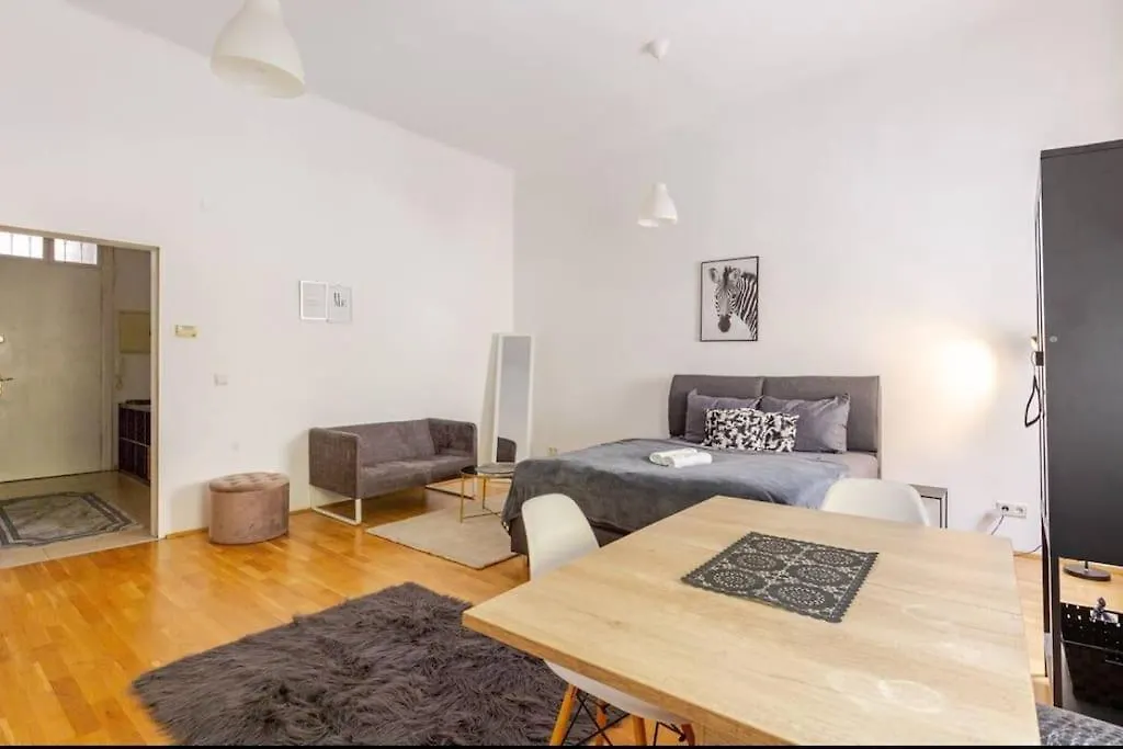 Stylish Modern Entire Apartment Bécs
