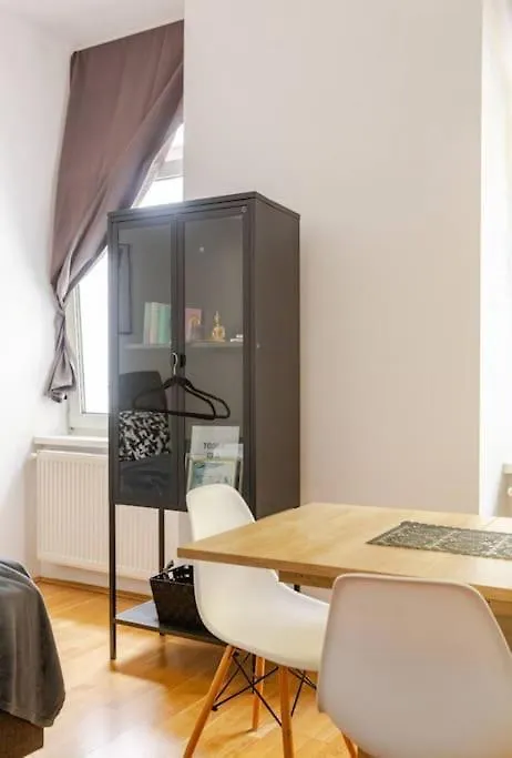 Stylish Modern Entire Apartment 비엔나 0*,  오스트리아